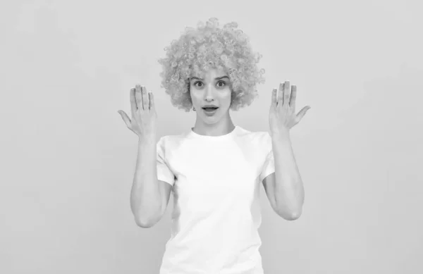 Έκπληκτος freaky γυναίκα σε σγουρά περούκα κλόουν με σήκωσε τα χέρια, έκπληξη — Φωτογραφία Αρχείου