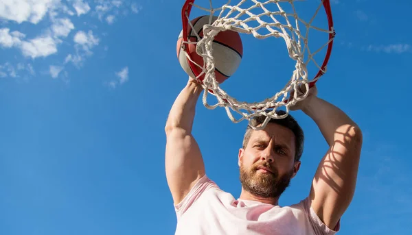 Hombre dunking baloncesto pelota a través de red anillo con las manos, espacio de copia, baloncesto masculino — Foto de Stock