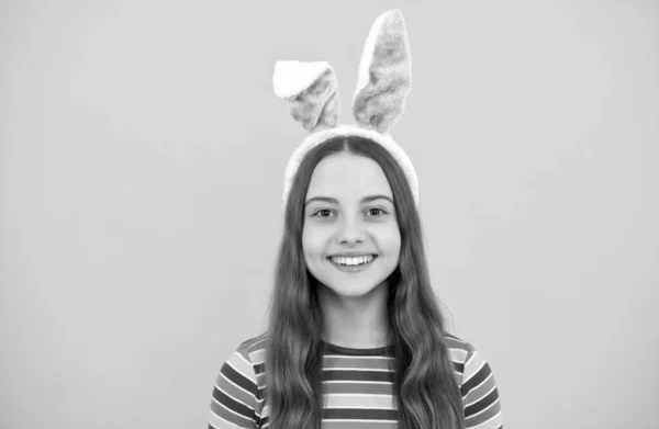 Gelukkig pasen kind meisje in konijn konijn oren glimlachen op vakantie, Pasen — Stockfoto