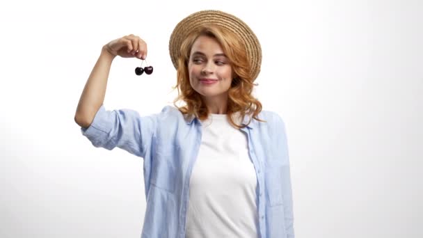 Alegre chica en paja sombrero de verano disfrutar del olor de fresa fresca madura cereza dulce, comida orgánica — Vídeos de Stock