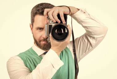 Fotoğraf çekiyordum. Erkek fotoğrafçı. İş adamı fotoğrafı. Adam fotoğraf makinesini tutuyor. Amatör ve profesyonel fotoğrafçılık. Çekimler beyaza izole edildi. photoshoot.