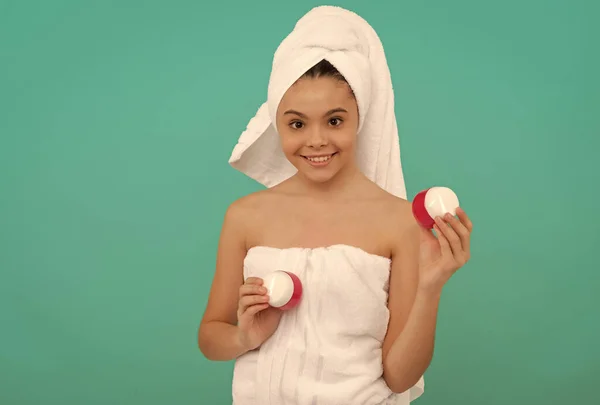 Reinigen schrobben. presentatie cosmetische product voor tiener. Het kind gebruikt gezichtscrème. gelukkig meisje — Stockfoto