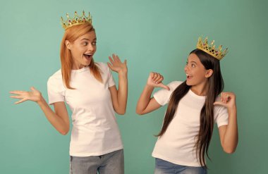 Ne güzel bir sürpriz. Şaşkın kadın kendini suçlayan kıza bak. İşaretleme, kopyalama alanı