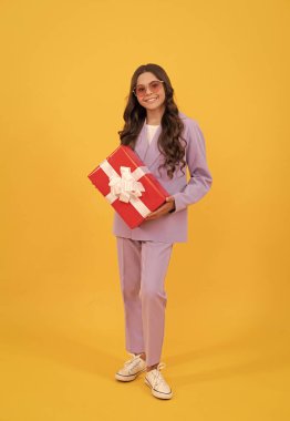 Neşeli çocuk hediyesini tut. Çocuk tatil için hazırlanıyor. Sevgililer günün kutlu olsun..