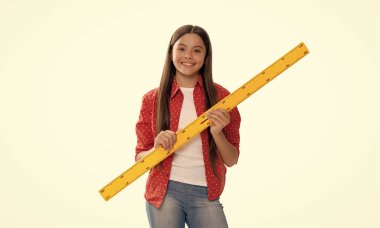 Mutlu çocuk elinde cetvel, okulda matematik okuyor. Beyazlara izole edilmiş, okula geri dönmüş.