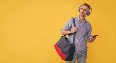 Kulaklıkla konuşan bir adam. kopyalama alanı. Kulaklıklı iş adamı akıllı telefon kullanıyor