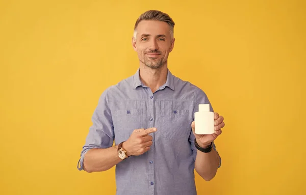 Tıbbi reklam. Enerji ilacı sunan adam. Günlük vitaminler ve takviyeler.