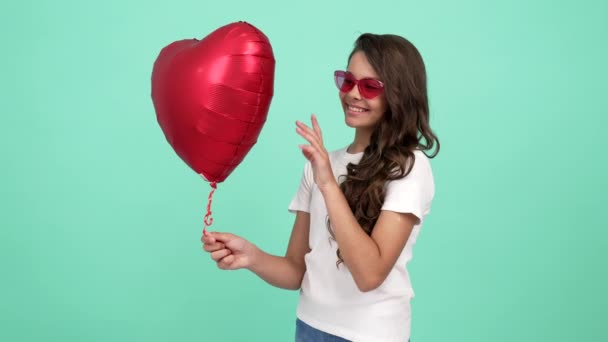 Gelukkig kind portret wijzend vinger op hart partij ballon, valentijnsdag verkoop — Stockvideo