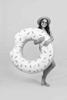 Havuz partisi için şişirilebilir yüzüklü çocuk yaz tatilinde, hafta sonu tatilinde..