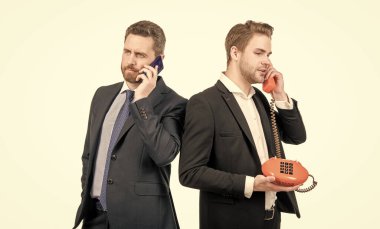 Kim arıyor? İş adamlarına çağrı geldi. İş adamları cep telefonu ve telefonla konuşur. Teknoloji ilerlemesi