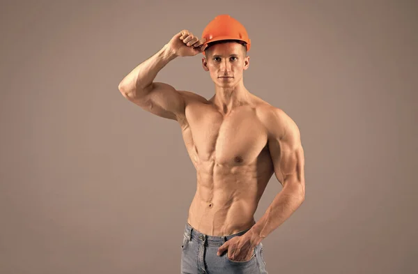 Body builder con busto in forma petto pancia e braccia bicipiti tricipiti muscoli indossare cappello duro, bodybuilding — Foto Stock