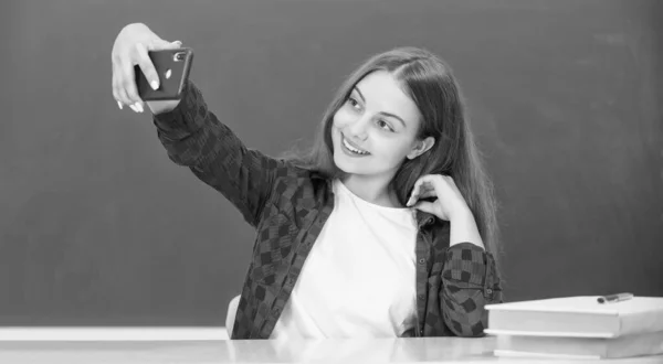 School blogger. vlogger with cellphone in classroom. making video blog on smartphone. — Zdjęcie stockowe