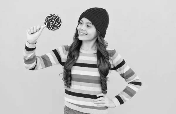 Щаслива дівчинка тримає льодяник солодкий, цукерки — стокове фото