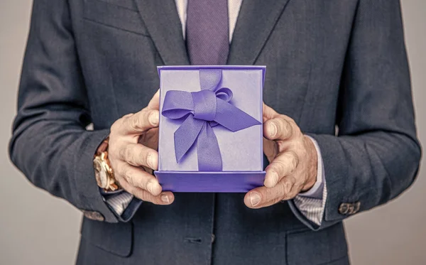Csomagold be a tökéletes ajándékod. Kék doboz férfi kezekben. Születésnapi évforduló. Ünnepnap. Ajándékbolt — Stock Fotó