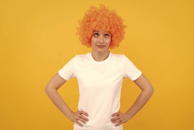 Bu da ne? 1 Nisan şakası. Neşeli bayan eğleniyor. Deliriyor. Şık bir parti havası. Çılgın kadın.