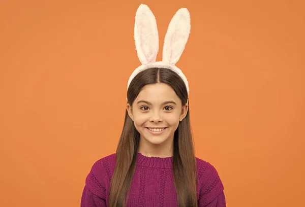 Feliz feriado de Páscoa. criança engraçada em orelhas de lebre. adolescente menina usar traje de coelho. — Fotografia de Stock