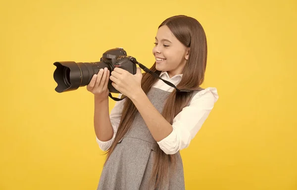 Dzieciak używa kamery cyfrowej. Fotografowanie szczęśliwych dzieci. Szkoła fotografii. hobby lub przyszłej kariery — Zdjęcie stockowe