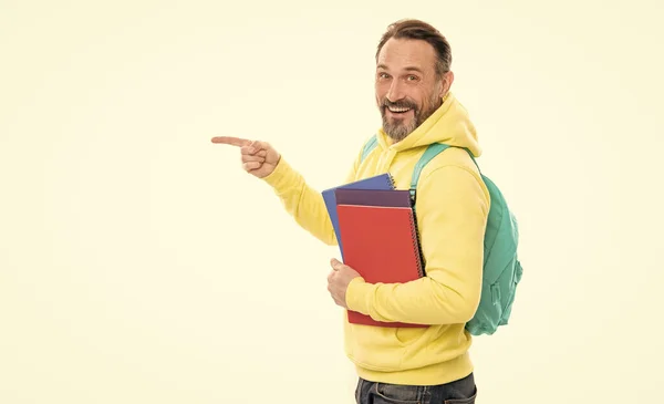 Man i gul hoody peka finger, kopiera utrymme. litteraturutbildning för vuxna. kille hålla arbetsbok. — Stockfoto