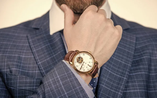 La classe è senza tempo. Orologio da polso indossato sul polso del braccio maschile. Collezione di orologi da polso business. Gestione del tempo — Foto Stock