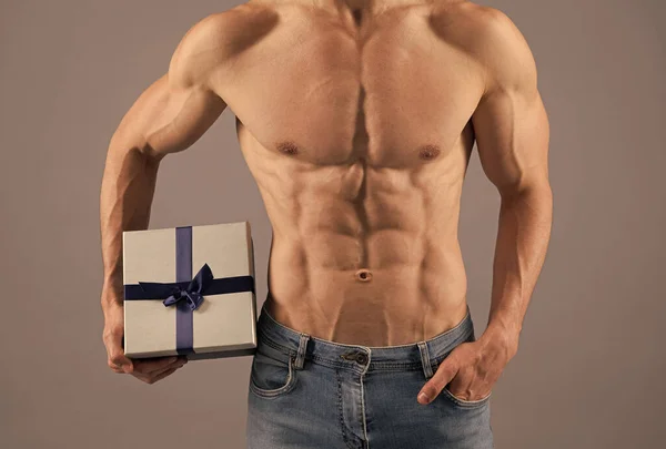 Uomo sexy con busto muscolare ritagliato vista tenere presente scatola. Regalo fitness. Regalo di compleanno — Foto Stock