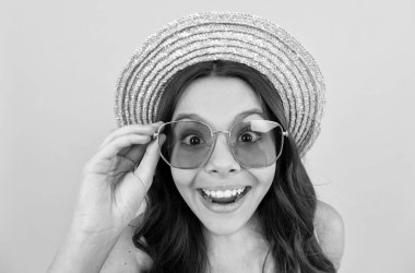 Yazın hasır şapkalı ve gözlüklü çocuğun sarı arka planda kıvırcık saçları ve yaz satışları var.