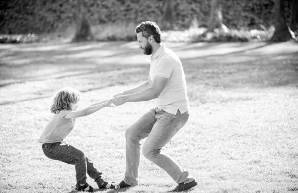 Ευτυχισμένο παιδί τραβήξτε τα χέρια του πατέρα παίζει σε εξωτερικούς χώρους καλοκαίρι, παίζουν — Φωτογραφία Αρχείου