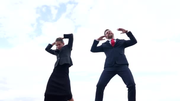 Успішний хлопець і дівчина щаслива професійна пара танцюють у небі, успіх — стокове відео