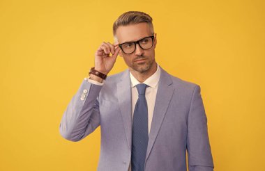 Adam inek gibi görünüyor. Takım elbiseli akıllı ve kendine güvenen bir iş adamı. erkek moda aksesuarı.