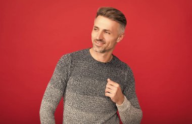 Beyaz adam portresi. Erkek manken. Kış modası. Erkek güzelliği. saç ve cilt bakımı.