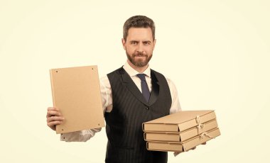 Belgeleri olan bir CEO. Elinde dosya olan yetişkin bir patron beyaza izole edilmiş. Bir sürü iş. İş adamı