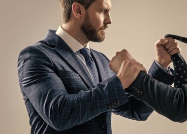 Profesyonel erkek ve erkek çalışan arasındaki fiziksel kavga gri arka plan, yüzleşme