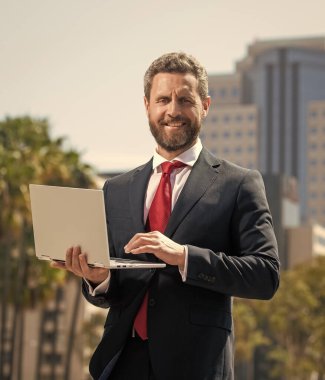 İş bilgisayarı iletişimi. Modern teknoloji. İnternet erişimi. e- postayı kontrol et.