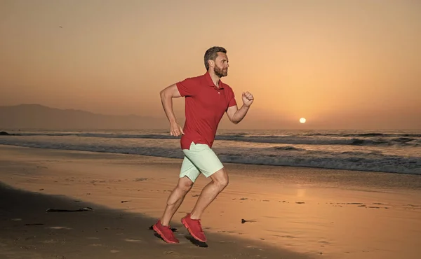 Corredor. deportista correr rápido para ganar en el atardecer del mar. actividad de entrenamiento matutino. hombre sano corriendo —  Fotos de Stock