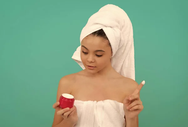 Criança na torre de banho aplicando creme facial, máscara facial — Fotografia de Stock