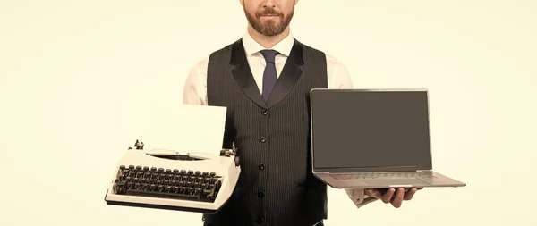 Vystřižený muž ukazuje notebook vs retro psací stroj. ceo porovnání staré a moderní technologie. — Stock fotografie