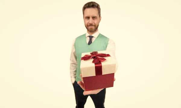 Presente para el día de las mujeres. exitoso director ejecutivo sosteniendo la caja de regalo. hombre guapo prepararse para la cita romántica. — Foto de Stock