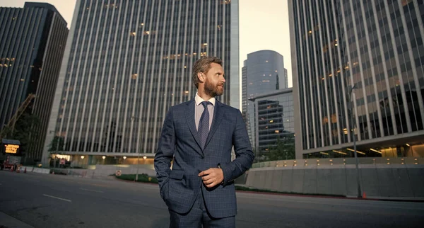 Successful entrepreneur in suit outside the office, confidence — Stock Photo, Image