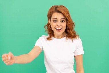 Mavi arka planda kıvırcık saçlı mutlu kızıl kadın, mutluluk.