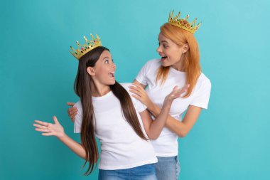 Şaşkınlık içinde olmak. Şaşırmış anne, kızına bak. Sürpriz parti. İnanılmaz..