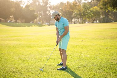 Yeşil çimlerde golf oynayan sporcu adam, spor oyunu