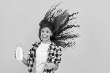 Çocuk duş jeli kullanıyor. Şampuan şişeli mutlu genç kız. Kuaförde saç şampuanlıyordum..