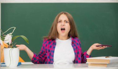 Modern iletişim teknolojisi. Şaşırmış genç kız blogcu akıllı telefon kullanıyor.