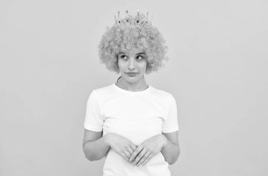 Ben bir kraliçeyim. Neşeli ucube kız. Şık bir parti havası. Palyaço peruğu ve tacı takmış bencil kadın..