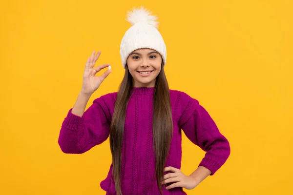 Niño alegre en el sombrero de invierno con la píldora, la medicina —  Fotos de Stock