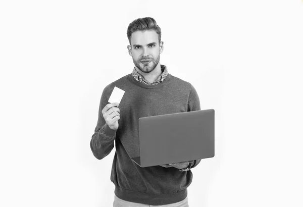 Hombre hombre de negocios tienen tarjeta de visita y portátil para pagar en línea aislado en blanco, banca en línea. — Foto de Stock
