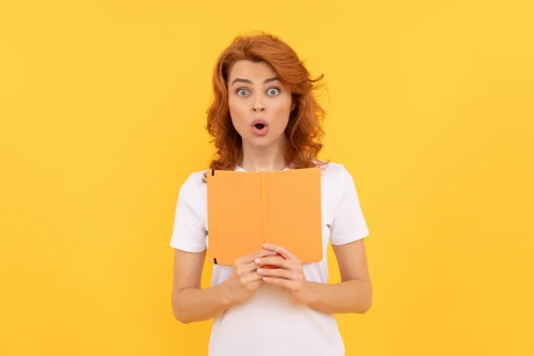 Leserin. Schockierter Student auf gelbem Hintergrund. Mädchenstudie mit Buch. — Stockfoto