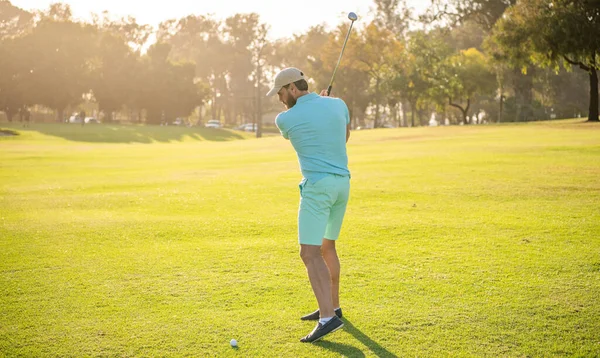 Visão traseira do jogador de golfe masculino no curso profissional com grama verde, recreação — Fotografia de Stock