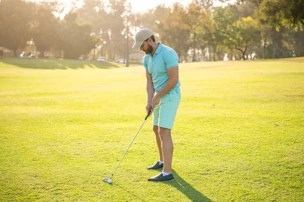 Hombre deportivo jugando juego de golf en hierba verde, deporte juego — Foto de Stock