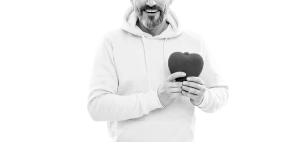 Vágott férfi csuklyában tartsa szív alakú jelen doboz szimbóluma a szeretet vagy adomány elszigetelt fehér, szerelem — Stock Fotó