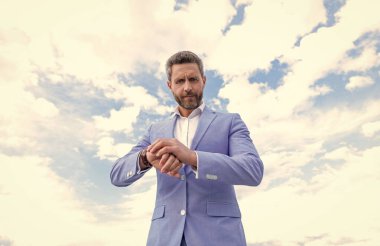 Dakiklik. Girişimci. Erkek moda aksesuarı. Patron el gözetimi yapıyor. son teslim tarihi